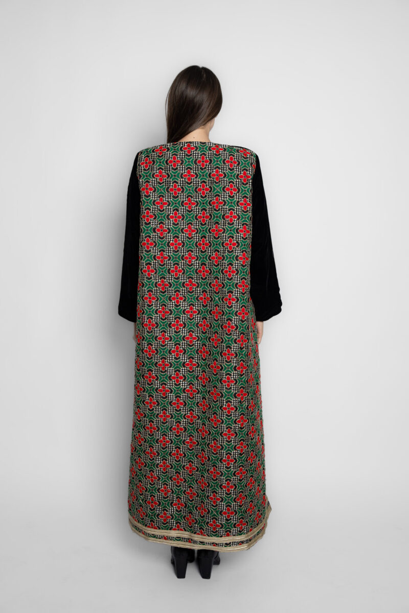 embroidered velvet abaya in brocade - Image 2